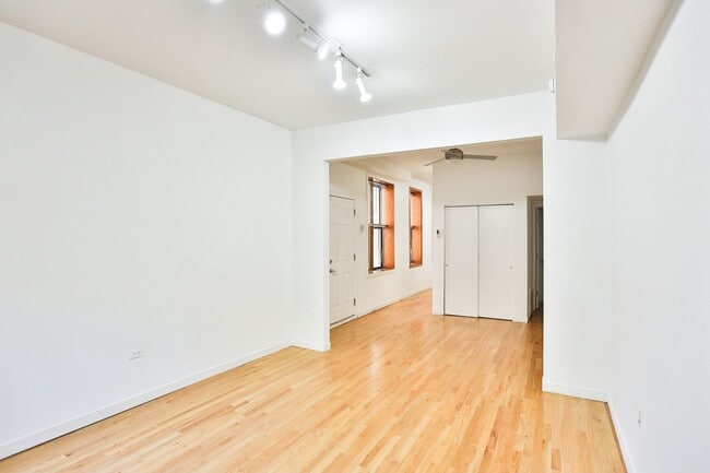 Foto del edificio - Nice Wicker Park 2 Bed. Big Bedrooms. All New. Close to the EL. Laundry. Free Internet. Patio Space.