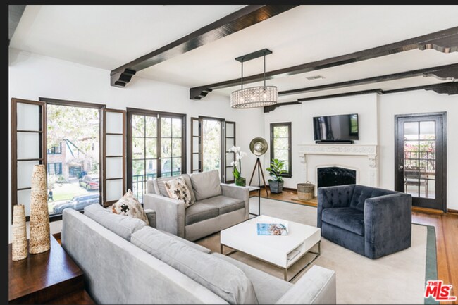 Living Room of 141 upper - 141 N Mansfield Ave