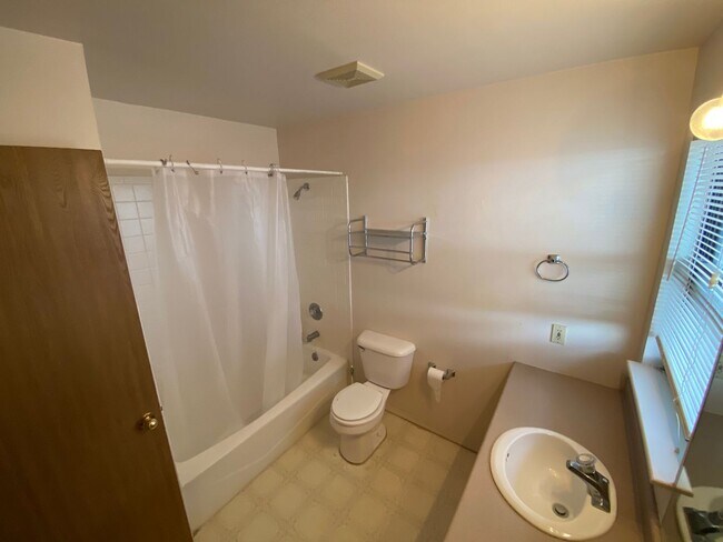 Foto del edificio - Top Corner, One Bedroom Apt in Bayfield
