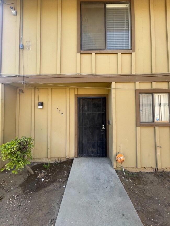 Building Photo - 1221 N Peach Ave