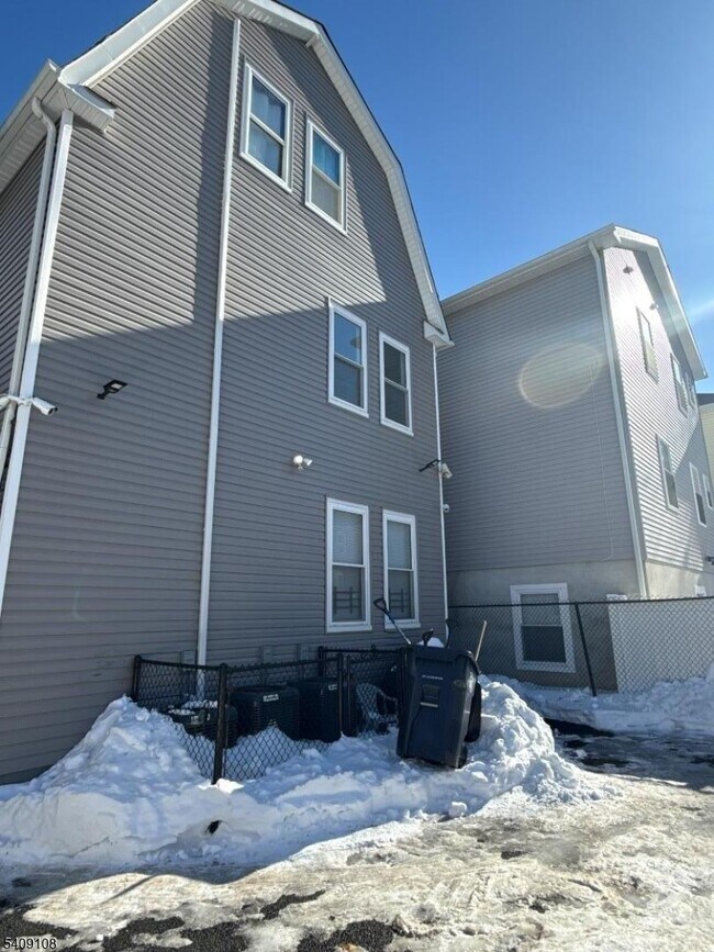 Building Photo - 913 S 18th St