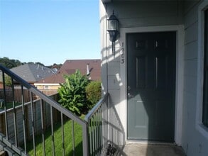 Building Photo - 6289 Wilcrest Dr