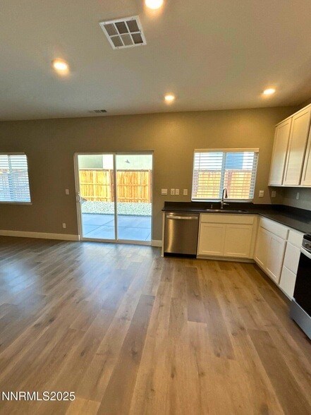 Foto del edificio - 7976 Corundum Dr