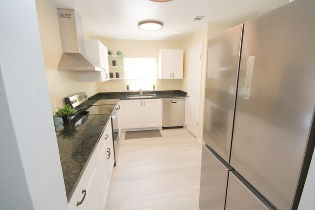 Building Photo - Available March 15th. STUNNING 2 Bedroom, ...
