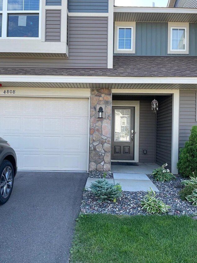 Primary Photo - Awesome woodbury townhouse available!