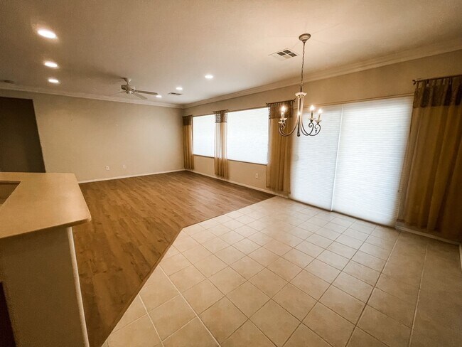 Foto del edificio - 55+ Beautiful One story in Solera!
