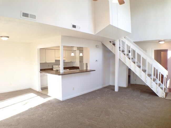 Foto del edificio - GORGEOUS 3 BEDROOM 2.5 BATH OVER LOOKING W...