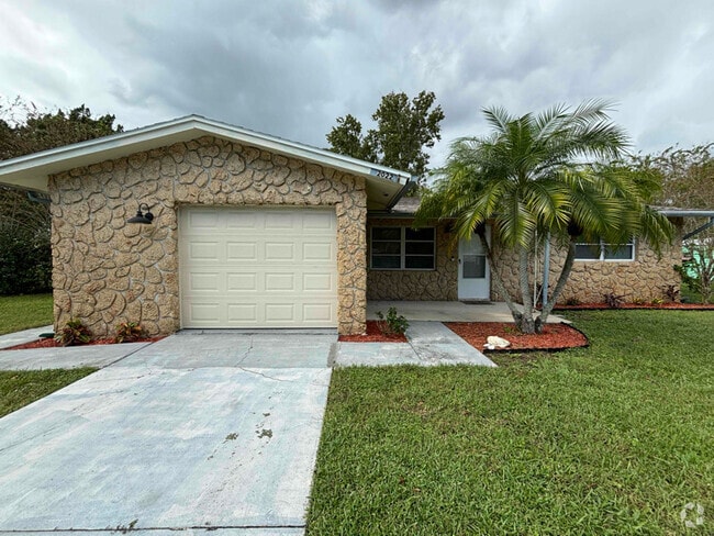 Building Photo - 2022 Royal Palm Dr