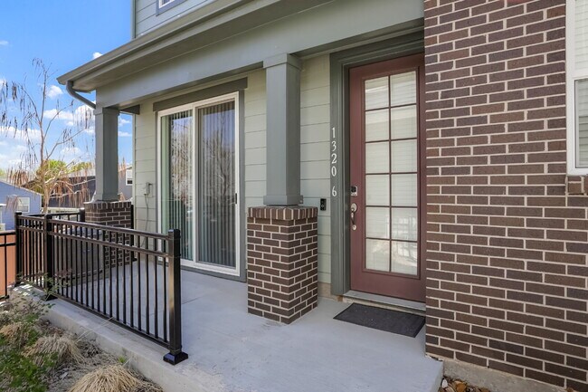 Building Photo - Spacious 3 Bed, 2.5 Bath Townhome in Prime Lakewood Location - Solar