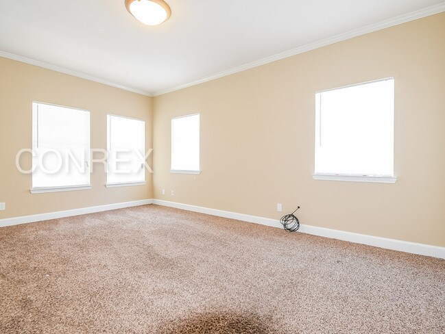 Building Photo - Cozy and Spacious