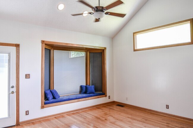 Building Photo - Pet Friendly Three Bedroom!