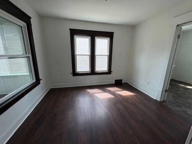Foto del edificio - Cozy 2-Bed Single-Family in East Akron — Pet-Friendly, Garage + Covered Patio