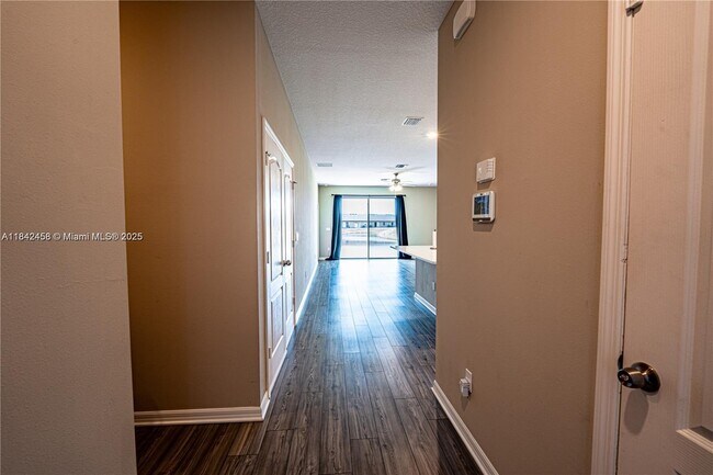 Foto del edificio - 5204 Jovial Ct