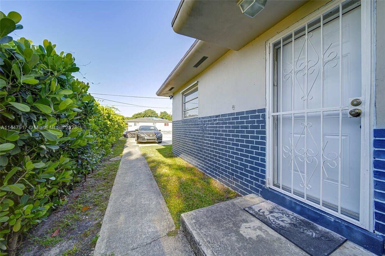 Foto principal - 4521 NW 14th Ave