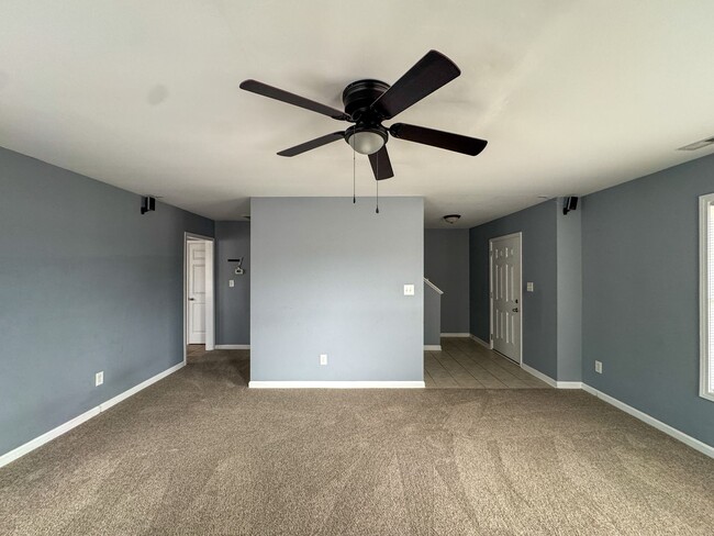 Foto del edificio - Spacious 3 Bed 2.5 Bath Home with Fenced Backyard