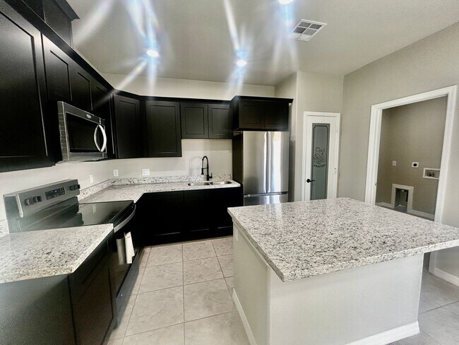 Foto del edificio - Brand-New 3-Bedroom Home in La Vida Subdivision-Modern Living with Upgrades Throughout!