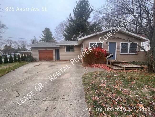 Building Photo - Two Bedroom Single Family Home - Forest Hi...