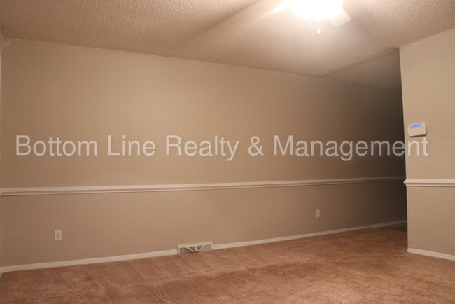 Building Photo - Cozy Two Bedroom Now Available!
