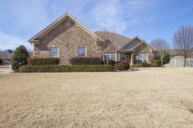 Foto del edificio - Exquisitely Maintained Home in the Coveted Goldsmith - Schiffman/ Hsv High school