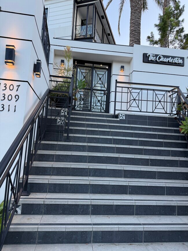 Foto del edificio - 1307 S Beverly Glen Blvd