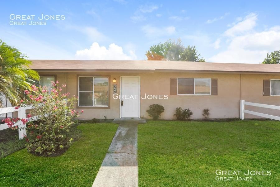 Foto principal - 717 W Rosewood Ln
