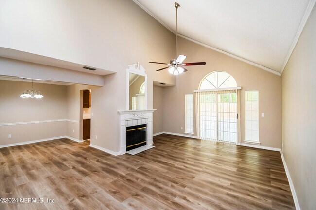 Foto del edificio - 8054 Loch Lomond Ln