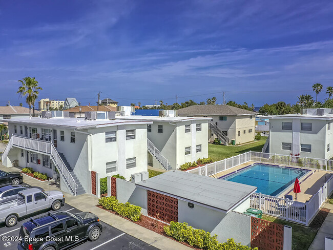 Building Photo - 651 Palm Dr