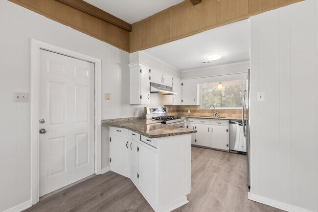 Foto del edificio - AUGUST PRE-LEASE Centrally Located Updated...