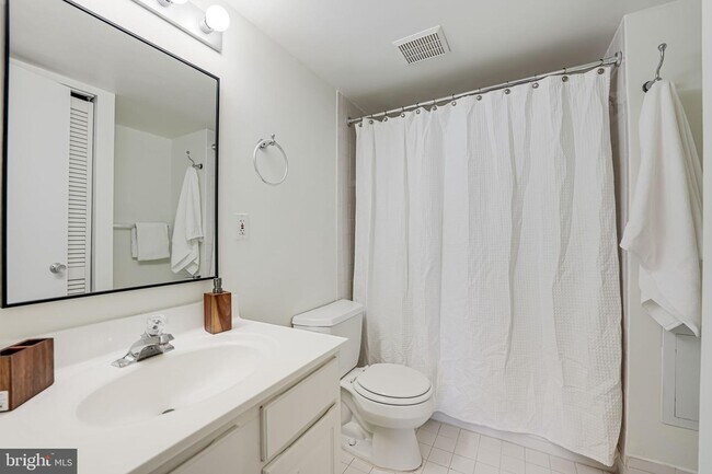 Foto del edificio - 7800 Dassett Ct