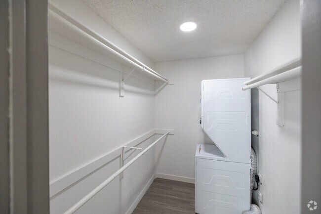 2 BR, 2 BA - 956SF - The June