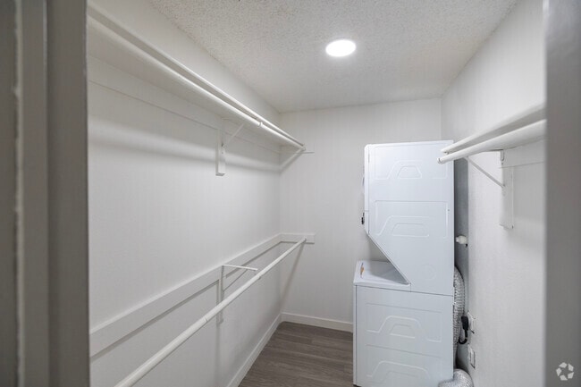 2 BR, 2 BA - 956SF - The June