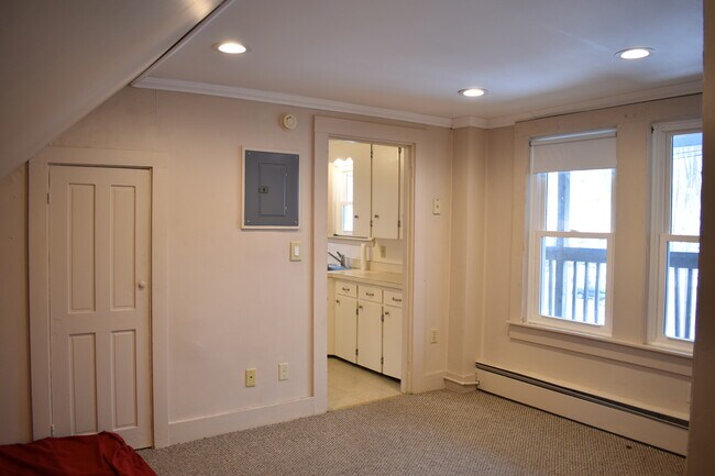 Building Photo - 64 Elm St