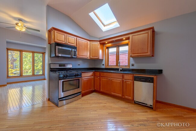 Building Photo - 741 S Claremont Ave