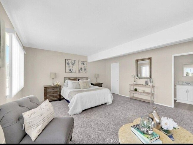 Building Photo - Studio Townhome in Fountain Valley