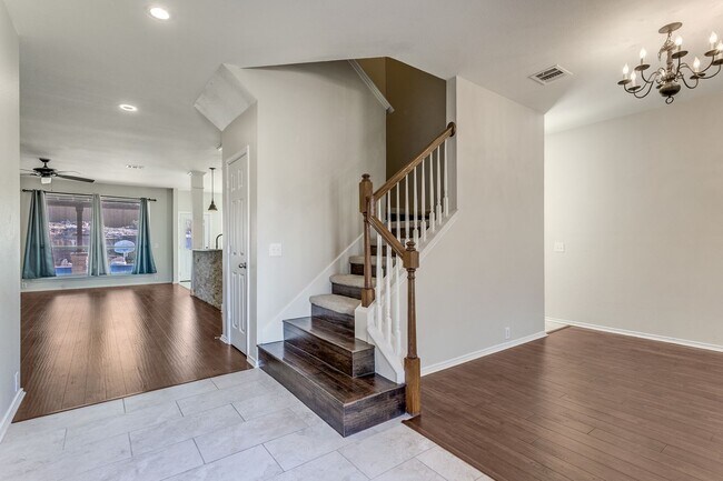 Foto del edificio - GORGEOUS 4-BEDROOM HOME RECENTLY RENOVATED...
