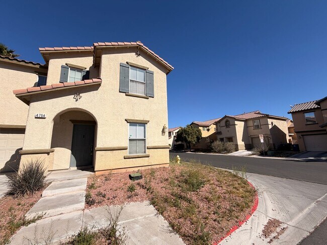 Building Photo - Fantastic 3 Bedroom near Blue Diamond!