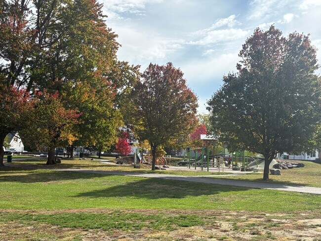 Foto del edificio - Bright 2-Bedroom Condo in Presidential Park, Lowell, MA