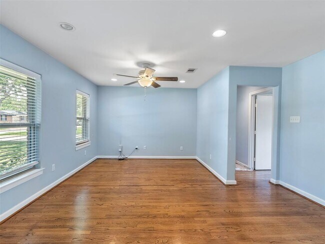 Building Photo - 1039 W 30th St