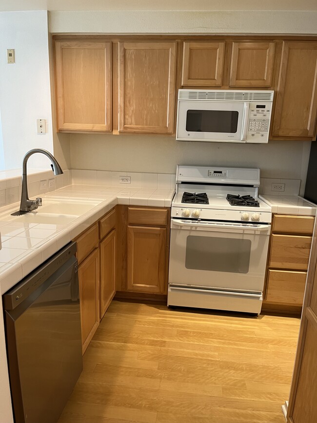 Kitchen - 280 Caldecott Ln