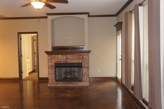 Building Photo - 4 br, 2 bath House - 1712 NE 8th St
