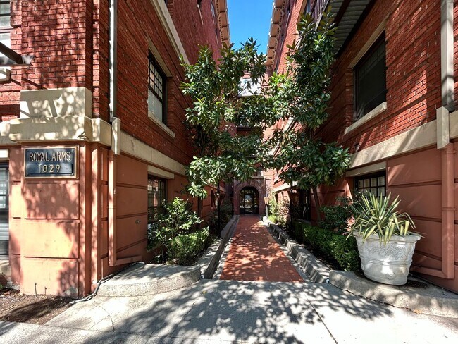 Foto del edificio - Top Floor Vintage 1 Bed, 1 Bath Condo!