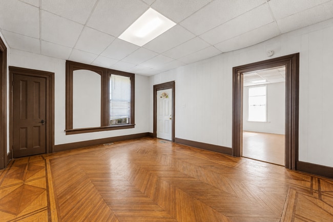 Building Photo - 1007 7th St S