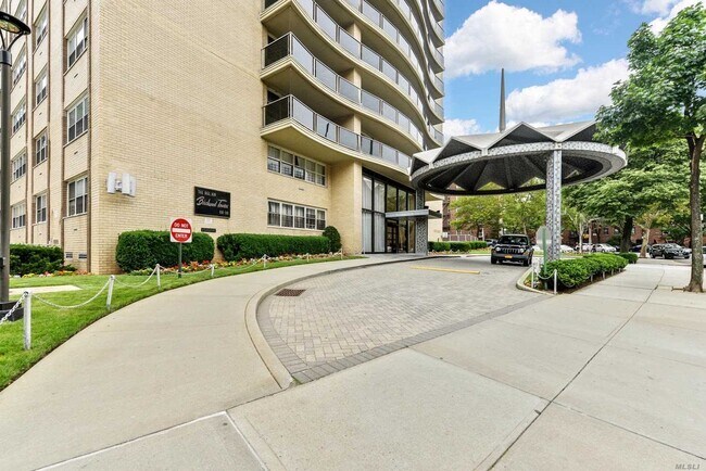 Foto del edificio - 66-36 Yellowstone Blvd