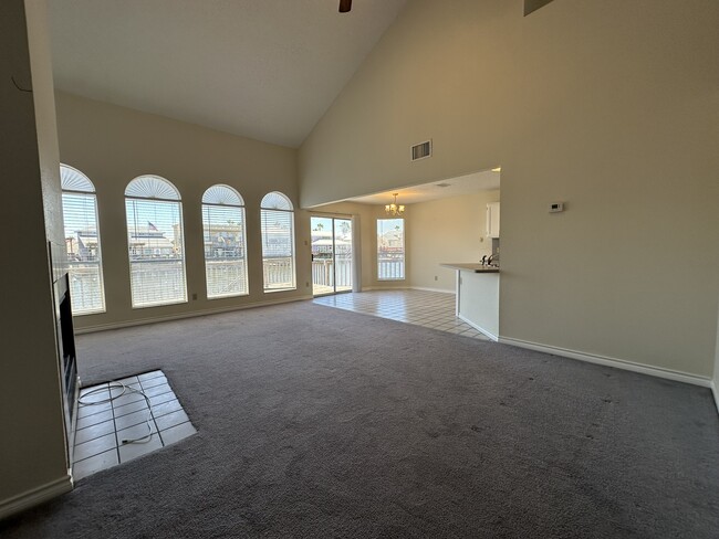 Foto del edificio - 15357 Yardarm Ct