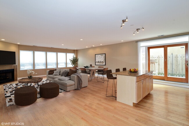 Building Photo - 2233 W Lawrence Ave