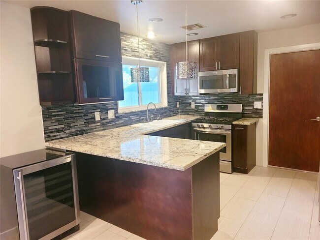 Foto del edificio - 7035 Sharpcrest St