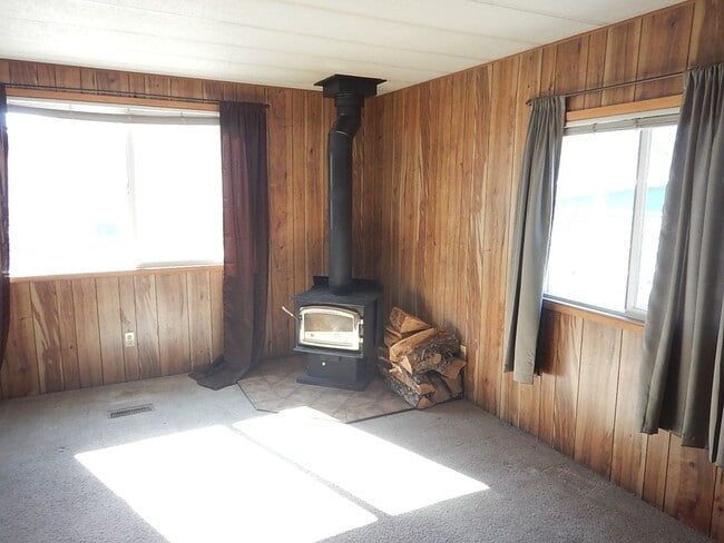 Building Photo - 2 Bedroom Manufactured on South End of Prineville, Close to Hospital - Available Mid May!