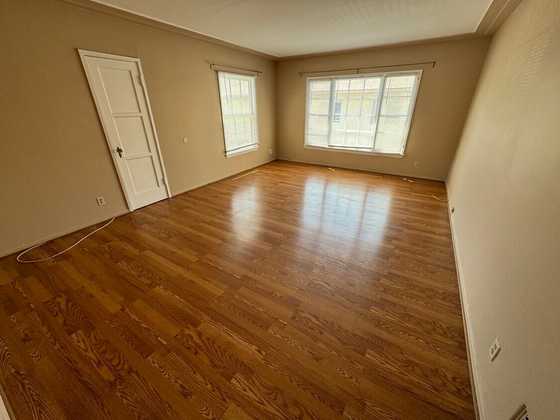 Primary Photo - 347 N Hayworth Ave