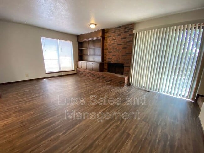 Foto del edificio - 6004 Paramount Dr