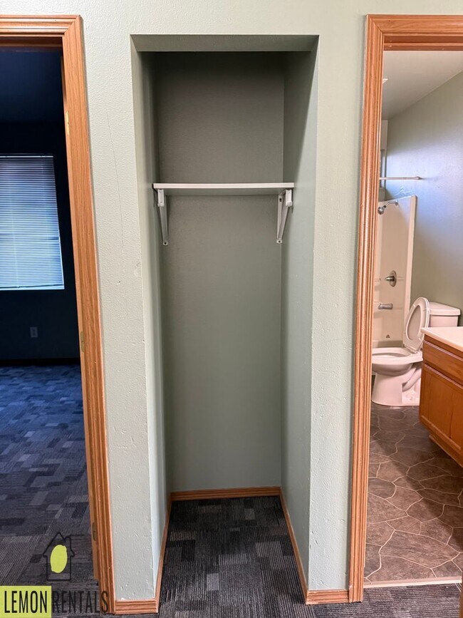 Building Photo - 1215 Ledwich Ave